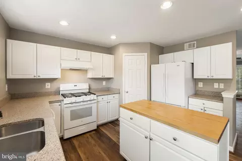Kitchen - 20399 Volley Ter, Ashburn, VA 20147 photo 3 of 5