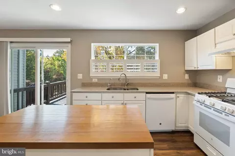Kitchen - 20399 Volley Ter, Ashburn, VA 20147 photo 4 of 5