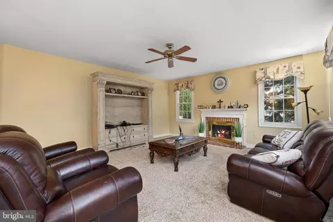 Living - 47341 Middle Bluff Pl, Sterling, VA 20165 photo 3 of 3