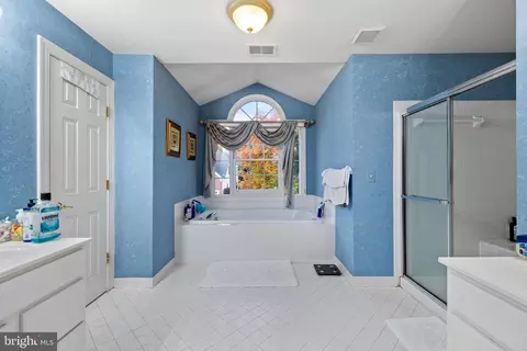 Bath - 47341 Middle Bluff Pl, Sterling, VA 20165 photo 2 of 4