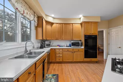 Kitchen - 47341 Middle Bluff Pl, Sterling, VA 20165 photo 5 of 5
