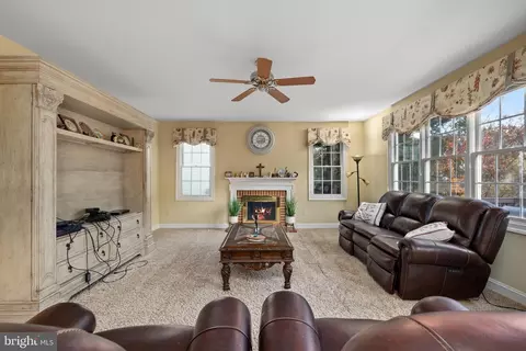 Living - 47341 Middle Bluff Pl, Sterling, VA 20165 photo 2 of 3