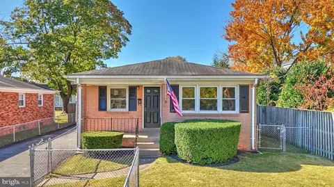 219 Catoctin Cir NE, Leesburg, VA 20176