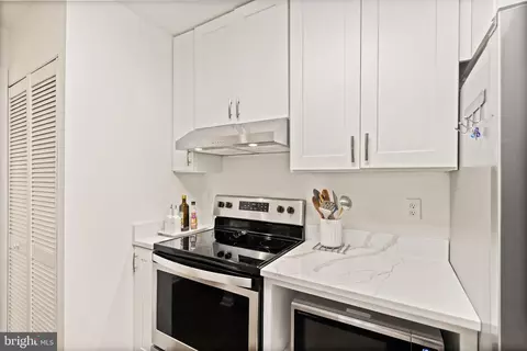 Kitchen - 1058 Warwick Ct, Sterling, VA 20164 photo 4 of 8