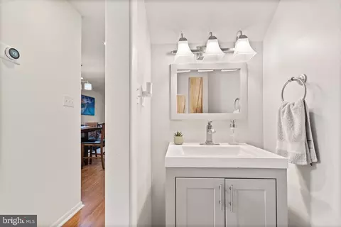 Bath - 1058 Warwick Ct, Sterling, VA 20164 photo 1 of 4