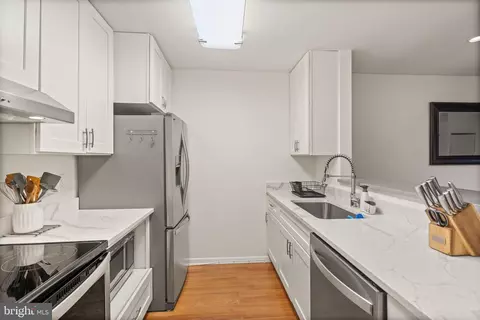 Kitchen - 1058 Warwick Ct, Sterling, VA 20164 photo 2 of 8