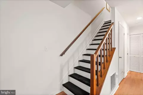 Entry Way - 1058 Warwick Ct, Sterling, VA 20164 photo 3 of 5