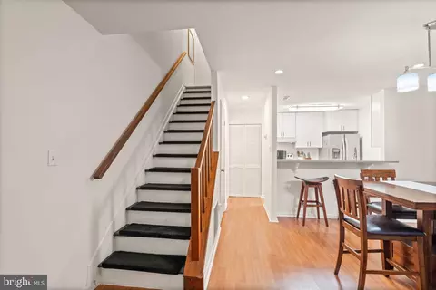 Entry Way - 1058 Warwick Ct, Sterling, VA 20164 photo 2 of 5