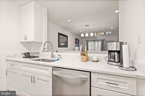 Kitchen - 1058 Warwick Ct, Sterling, VA 20164 photo 6 of 8
