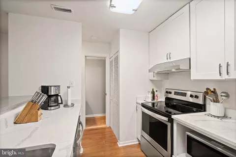 Kitchen - 1058 Warwick Ct, Sterling, VA 20164 photo 3 of 8