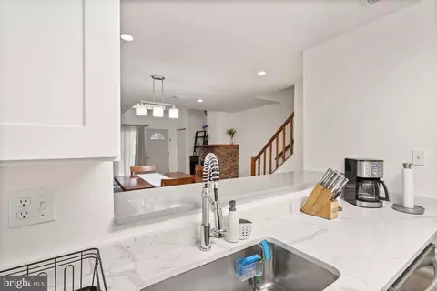Kitchen - 1058 Warwick Ct, Sterling, VA 20164 photo 8 of 8