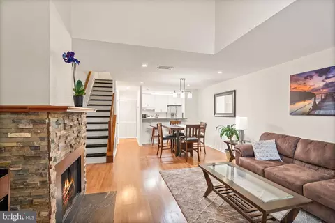 Living - 1058 Warwick Ct, Sterling, VA 20164 photo 1 of 1
