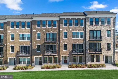 42621 Streamlet Sq, Ashburn, VA 20147