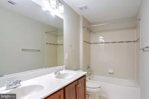 Bath - 43158 Barnstead Dr, Ashburn, VA 20148 photo 3 of 4