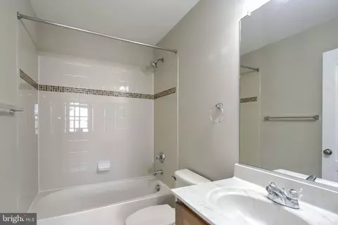 Bath - 43158 Barnstead Dr, Ashburn, VA 20148 photo 4 of 4