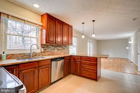 164 Applegate Dr, Sterling, VA 20164 photo 9