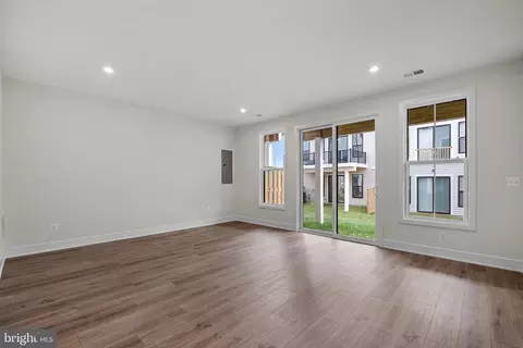 Living - 21728 Charing Cross Ter, Broadlands, VA 20148 photo 3 of 4