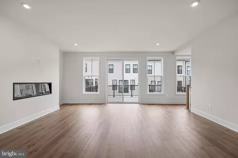 Living - 21728 Charing Cross Ter, Broadlands, VA 20148 photo 2 of 4