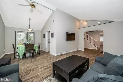 105 Baker Ln, Sterling, VA 20164 photo 6
