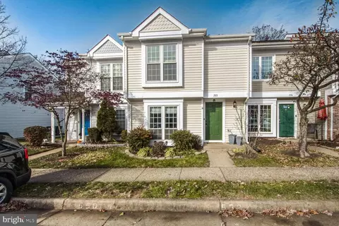 335 Lancaster Sq, Sterling, VA 20164