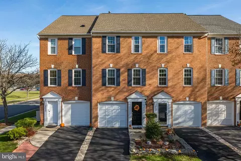 26082 Lands End Dr, Chantilly, VA 20152