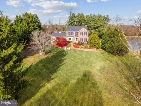 38386 Millstone Dr, Hillsboro, VA 20132