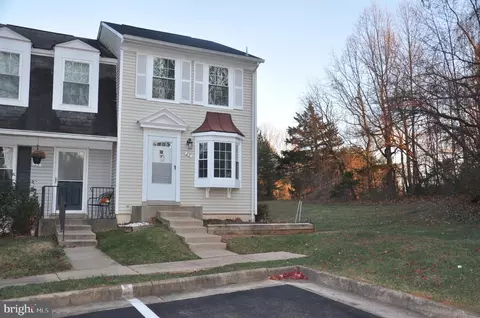 25 Wyatt Ct, Sterling, VA 20165