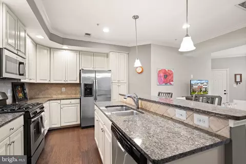 Kitchen - 42575 Burbank Ter, Sterling, VA 20166 photo 3 of 7