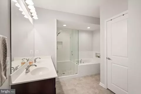 Bath - 42575 Burbank Ter, Sterling, VA 20166 photo 2 of 5