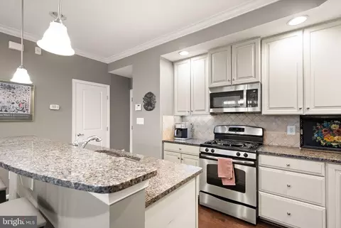 Kitchen - 42575 Burbank Ter, Sterling, VA 20166 photo 5 of 7
