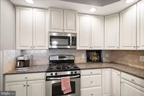 Kitchen - 42575 Burbank Ter, Sterling, VA 20166 photo 6 of 7