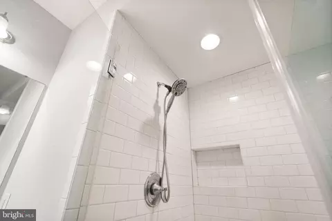 Bath - 42575 Burbank Ter, Sterling, VA 20166 photo 4 of 5