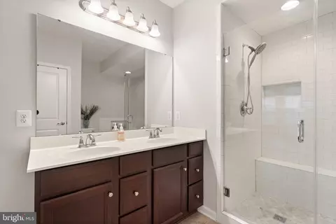 Bath - 42575 Burbank Ter, Sterling, VA 20166 photo 3 of 5
