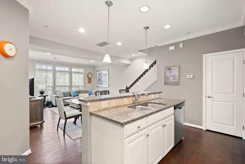 Kitchen - 42575 Burbank Ter, Sterling, VA 20166 photo 4 of 7