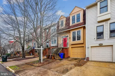 46882 Trumpet Cir, Sterling, VA 20164