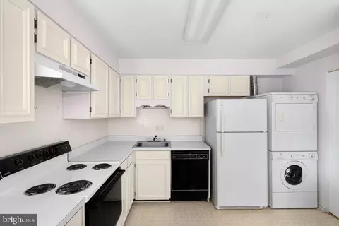 Kitchen - 220 N Baylor Dr, Sterling, VA 20164 photo 2 of 4