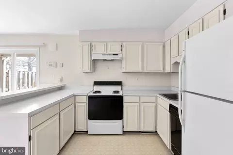 Kitchen - 220 N Baylor Dr, Sterling, VA 20164 photo 4 of 4