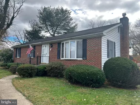 Exterior - 233 W Virginia Ave, Hamilton, VA 20158 photo 3 of 8