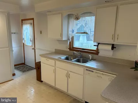 Entry Way - 233 W Virginia Ave, Hamilton, VA 20158 photo 1 of 2