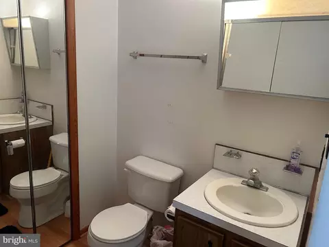 Bath - 233 W Virginia Ave, Hamilton, VA 20158 photo 1 of 2