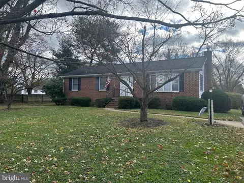 Exterior - 233 W Virginia Ave, Hamilton, VA 20158 photo 2 of 8