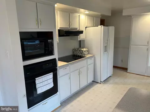 Kitchen - 233 W Virginia Ave, Hamilton, VA 20158 photo 3 of 3
