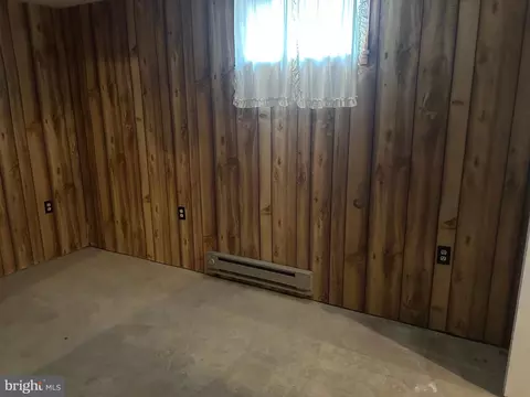 Bedroom - 233 W Virginia Ave, Hamilton, VA 20158 photo 3 of 3