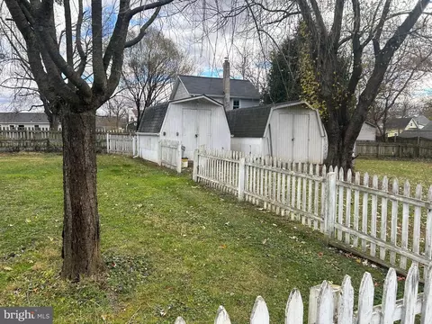 Exterior - 233 W Virginia Ave, Hamilton, VA 20158 photo 5 of 8