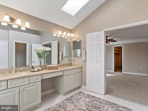 Bath - 43384 Wayside Cir, Ashburn, VA 20147 photo 4 of 8