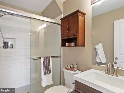 Bath - 43384 Wayside Cir, Ashburn, VA 20147 photo 6 of 8