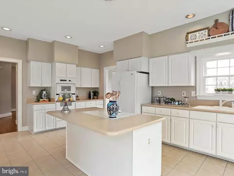 Kitchen - 43384 Wayside Cir, Ashburn, VA 20147 photo 6 of 7