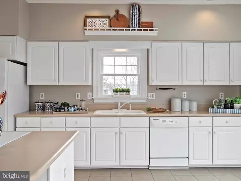 Kitchen - 43384 Wayside Cir, Ashburn, VA 20147 photo 2 of 7