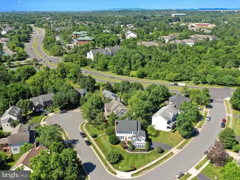 View/Area - 43384 Wayside Cir, Ashburn, VA 20147 photo 6 of 20