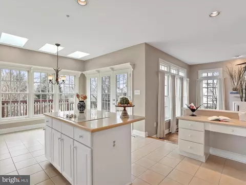 Kitchen - 43384 Wayside Cir, Ashburn, VA 20147 photo 5 of 7